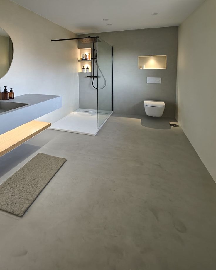Baño amplio microcemento Baño amplio con revestimiento de microcemento en suelo y paredes